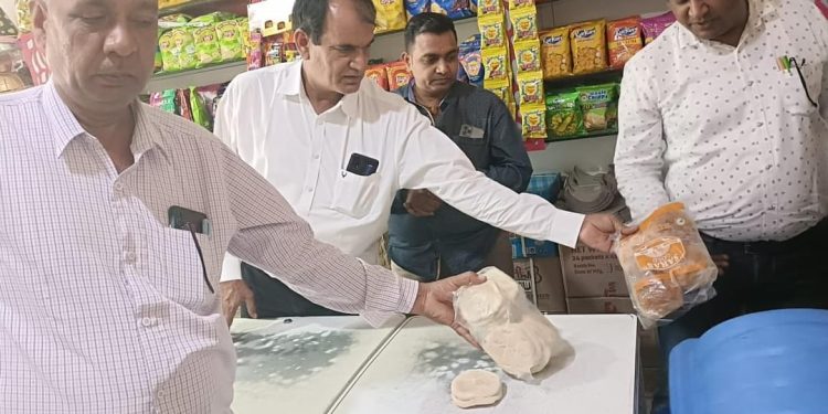 अवधि पार 55 किलो रसगुल्ला और पांच किलो नमकीन नष्ट करवाई  शुद्ध के लिए युद्ध अभियान  जांच के लिए छह सैम्पल लिए  असत्यापित काटे व पैकिंग लाइसेंस नहीं होने पर 25 हजार का जुर्माना