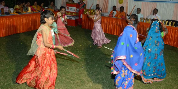 सफलता इंग्लिश मीडियम स्कूल में डांडिया महोत्सव का आयोजन