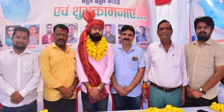 नमन कालरा को भाजपा किसान मोर्चा के प्रदेश आईटी संयोजक बनने पर स्वागत समारोह आयोजित हुआ  राजेंद्र वैष्णव कान्हा सोनी दरबार सुनील सुमन विक्की मित्तल भुवनेश सुमन लव शर्मा सोनु पंवार रोहित नामदेव सोनु वैष्णव महावीर सुमन आदि टीम के द्वारा रखा गया [ मंचासीन अतिथियों में नगरपालिका अध्यक्ष केलाशचंद जेन नगरपालिका पार्षद रितेश शर्मा मुकेश पांचाल राजेंद्र वैष्णव छात्र संघ अध्यक्ष रवि शर्मा जिला परिषद सदस्य निरंजन शर्मा भोला भाजपा नेता ब्रजभूषण शर्मा भाजपा युवा मोर्चा अध्यक्ष रामधन बमोरा भार्गव भाजपा देहात मंडल अध्यक्ष अशोक गौड़ वह सभी भाजपा कार्यकर्ता मौजूद थै मंच का संचालन भाजपा नेता महावीर सुमन ने किया