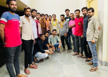 लावारिस जानवरो के लगाई लम्फी वायरस की वेक्सिन गोवंश के बचाव के लिए चलाए गए गौरक्षा अभियान ( लम्फी वायरस हेतू ) में निस्वार्थ सेवा भाव से सहयोग करने वाले सभी पशुधन सहायकों का माल्यार्पण कर स्वागत किया।