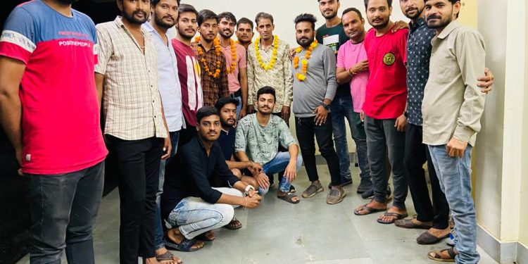 लावारिस जानवरो के लगाई लम्फी वायरस की वेक्सिन गोवंश के बचाव के लिए चलाए गए गौरक्षा अभियान ( लम्फी वायरस हेतू ) में निस्वार्थ सेवा भाव से सहयोग करने वाले सभी पशुधन सहायकों का माल्यार्पण कर स्वागत किया।