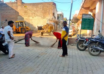 आज नगर पालिका क्षेत्र के वार्ड संख्या 4 में वार्ड पार्षद द्वारा मेरा वार्ड मेरा परिवार मेरी जिम्मेदारी के तहत वार्ड में एक विशेष सफाई अभियान चलवाकर साफ सफाई करवाई गई