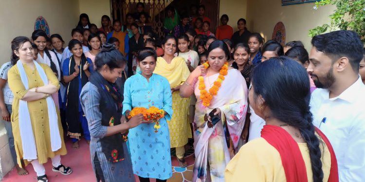 पात्र को लाभ मिले- उर्मिला राजौरिया जिला प्रभारी सचिव ने समीक्षा बैठक में अधिकारियों को दिए निर्देश