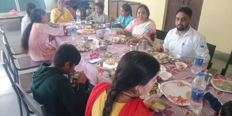 पात्र को लाभ मिले- उर्मिला राजौरिया जिला प्रभारी सचिव ने समीक्षा बैठक में अधिकारियों को दिए निर्देश