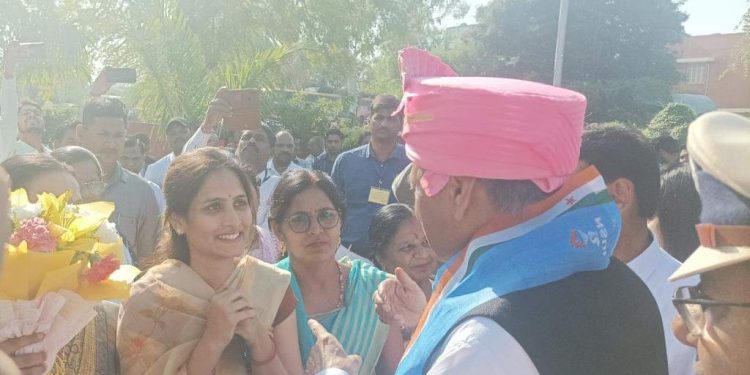 मुख्यमंत्री आत्मीय भाव से आमजन से मिले, जन समस्याओं को सुना