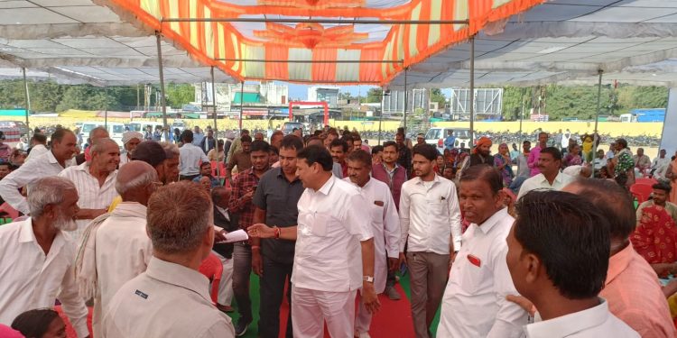 अंता एवं सीसवाली शिविर में नोनेरा बांध प्रभावितों को मंत्री प्रमोद जैन भाया ने बांटे करोडो रूपए की राषि के 2397 चैक