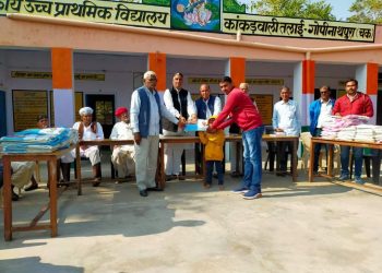 पोशाक पाकर बच्चों के खिल उठे चेहरें