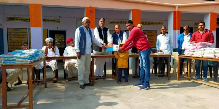 पोशाक पाकर बच्चों के खिल उठे चेहरें