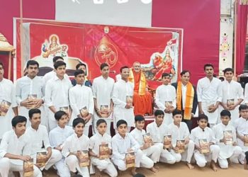 श्रद्धा व आदर पूर्वक गीता पाठ से जीवन बनता है सफ़ल –  स्वामी नारायण गिरि                                            धर्म सभा में श्रीमद्भागवत गीता का वितरण कर बताई गीता की प्रासंगिकता