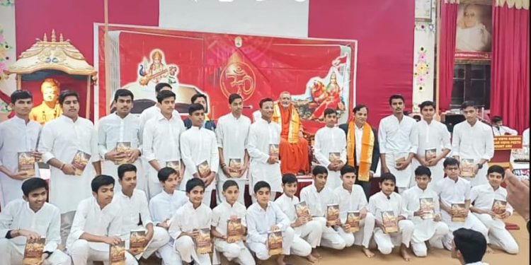 श्रद्धा व आदर पूर्वक गीता पाठ से जीवन बनता है सफ़ल –  स्वामी नारायण गिरि                                            धर्म सभा में श्रीमद्भागवत गीता का वितरण कर बताई गीता की प्रासंगिकता