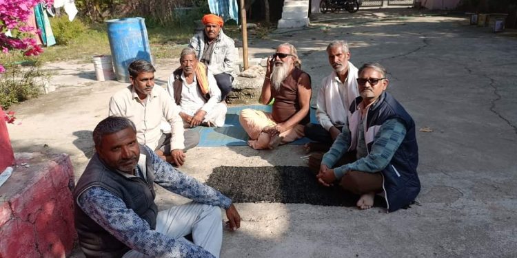 श्री हनुमान सिद्ध साधना आश्रम पर नये ईस्वी सन पर ओंकार ध्यान योग का किया आयोजन