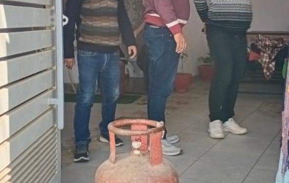 रसद विभाग की शहर में कार्यवाही  पिपराली रोड़ पर विभिन्न हॉस्टल एवं सीएससी केन्द्रो से 13 घरेलू सिलेंडरों को किया जब्त