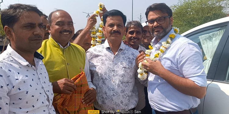 शिक्षक भर्ती 2004 के वंचित अभ्यर्थियों ने आरपीएससी के बाहर मुख्यमंत्री के ओएसडी लोकेश शर्मा का किया भव्य स्वागत