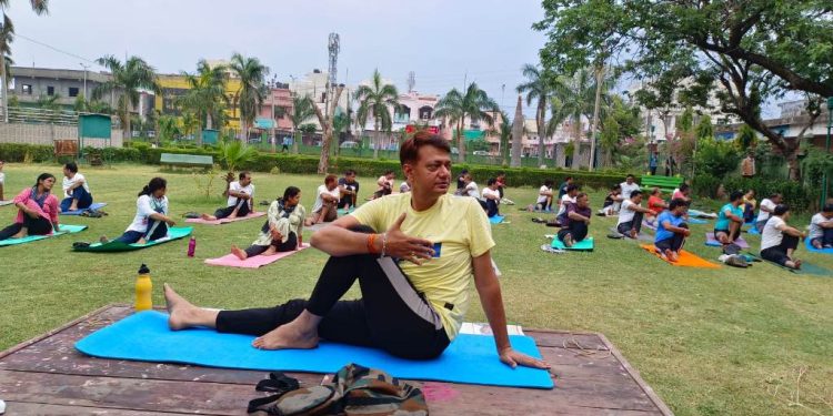 विश्व योग दिवस आज, तेज बारिश में भी किया योग प्रोटोकॉल का अभ्यास