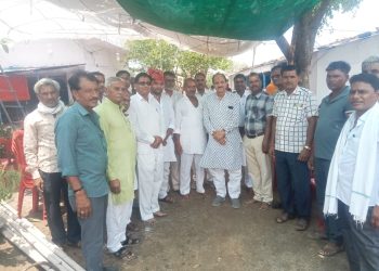 पूर्व विधायक राठौड़ छबड़ा छिपाबड़ोद के मंगाई राहत शिविर  में पहुंचे, योजनाओं के गारंटी कार्ड वितरित किए।