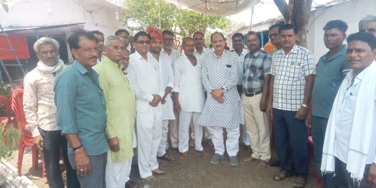 पूर्व विधायक राठौड़ छबड़ा छिपाबड़ोद के मंगाई राहत शिविर  में पहुंचे, योजनाओं के गारंटी कार्ड वितरित किए।