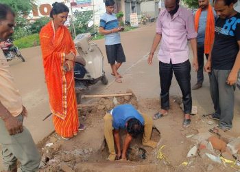 बारां 15 जुलाई। शहर के नारेड़ा रोड स्थित वार्ड नम्बर 24 में अवरूद्ध होकर आफत बने नाले को नगर परिषद की सफाई कर्मियों की टीम ने सफाई कर वार्डवासियों को राहत पहुंचाई