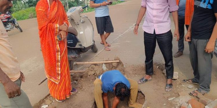 बारां 15 जुलाई। शहर के नारेड़ा रोड स्थित वार्ड नम्बर 24 में अवरूद्ध होकर आफत बने नाले को नगर परिषद की सफाई कर्मियों की टीम ने सफाई कर वार्डवासियों को राहत पहुंचाई