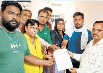 छबड़ा वार्ड नंबर तेरह के वासियों नगर पालिका कार्यालय जा कर ज्ञापन दिया ने