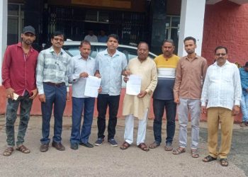 जिला अस्पताल में व्याप्त अव्यवस्था को लेकर एससीएसटी परिसंघ ने कलक्टर को सौंपा