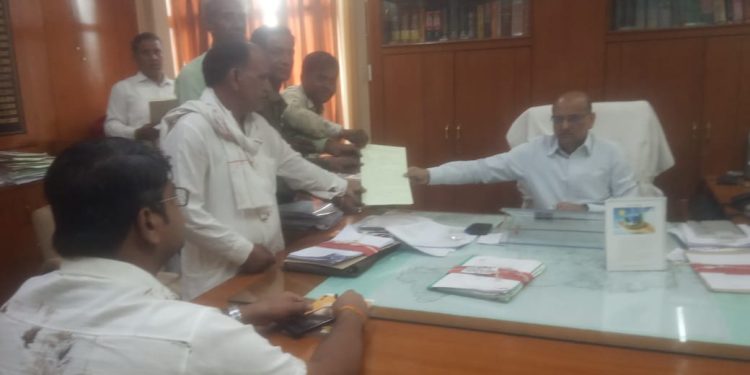 अटरू तहसील के उचित मुल्य दुकानदारों ने जिला कलेक्टर बांरा को दी चेतावनी भरा ज्ञापन मांगें नहीं मानी तो उग्र आंदोलन किया जाएगा