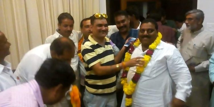 छबड़ा भाजपा के पुर्व नगर शंकर सुमन ने बताया है कि बांरा में कांग्रेस की पुलिस द्वारा जनप्रतिनिधियों पर लाठियां भांजी जा रही है जिसका छबड़ा माली समाज घोर विरोध करता है