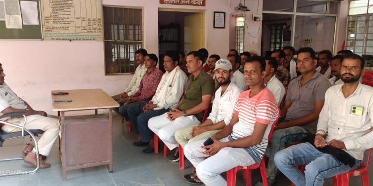 सीआई छुट्टन लाल मीणा ने बताया है कि  आज दिनांक 23/03/2023 की – थाना हाजा पर अनन्त चतुर्दशी व डोल ग्यारस तथा बरावफात पर्व के संबंध के मीटिंग का आयोजन किया तथा आवश्यक दिशा निर्देश दिये गये जिसमे निम्न पुलिस मित्र उपस्थित हुए थाना छबड़ा पर ग्राम रक्षक व पुलिस मित्रों की मीटिंग का आयोजन किया गया आगामी त्योंहार व पर्व को लेकर दिशा निर्देश व सुझाव दिये गये