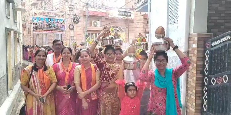 गणेश चतुर्थी के अवसर पर कलश यात्रा के साथ पहुंचीं प्रथम पूज्य गणेश प्रतिमा