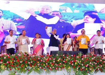 राजस्थान के मुख्यमंत्री अशोक गहलोत खोल रहे घोषणाओं का पिटारा