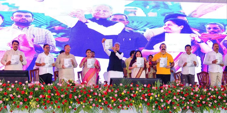 राजस्थान के मुख्यमंत्री अशोक गहलोत खोल रहे घोषणाओं का पिटारा
