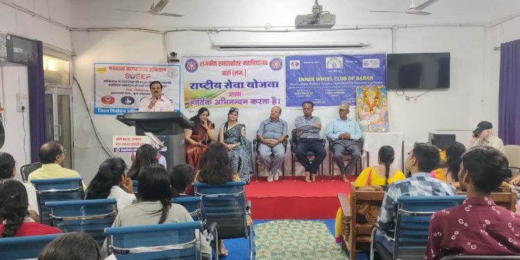 जिला कलक्टर व एसपी ने संवेदनशील मतदान केंद्रों का किया निरीक्षण