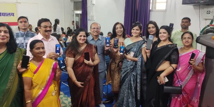 जिला कलक्टर व एसपी ने संवेदनशील मतदान केंद्रों का किया निरीक्षण