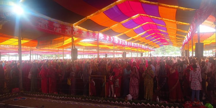 भागवत कथा में उमड़ा जनसेलाब हजारों की संख्या में सुनने पहुंचे श्रद्धालु