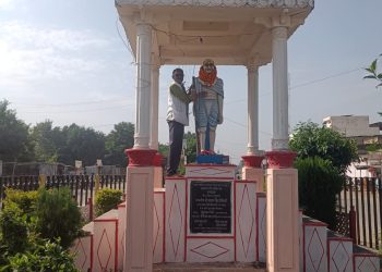 2 अक्टूबर लाल बहादुर शात्री जयंती एवं महात्मा गांधी के जन्म दिन पर झाड़ू लगा स्वच्छता का सन्देश दिया।