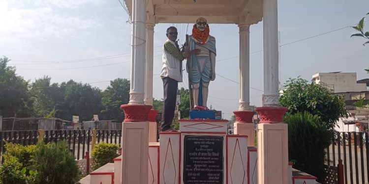 2 अक्टूबर लाल बहादुर शात्री जयंती एवं महात्मा गांधी के जन्म दिन पर झाड़ू लगा स्वच्छता का सन्देश दिया।