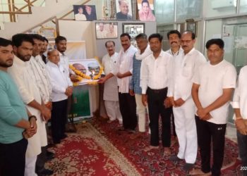 कांग्रेस कार्यकर्ताओ ने  श्रद्धा से महात्मा गांधी , शास्त्री को श्रद्धा सुमन अर्पित कर किया  याद