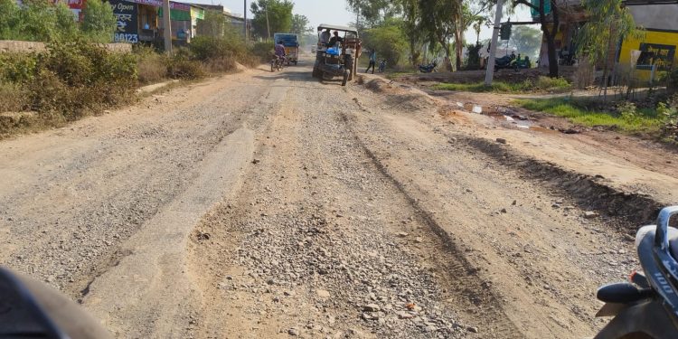 छबड़ा गुगोर होकर मध्यप्रदेश गुना जोड़ने वाली सड़क का मामला, एक साल से पेचवर्क भी नहीं कराया, राहगीर हो रहे परेशान