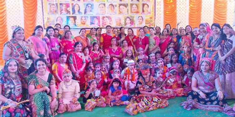 श्री राधाकृष्ण ग्रुप द्वारा नवरात्रि में मां शक्ति की आराधना हेतु इंदिरा कॉलोनी राधा कृष्ण मंदिर पर डांडिया रास का आयोजन किया गया