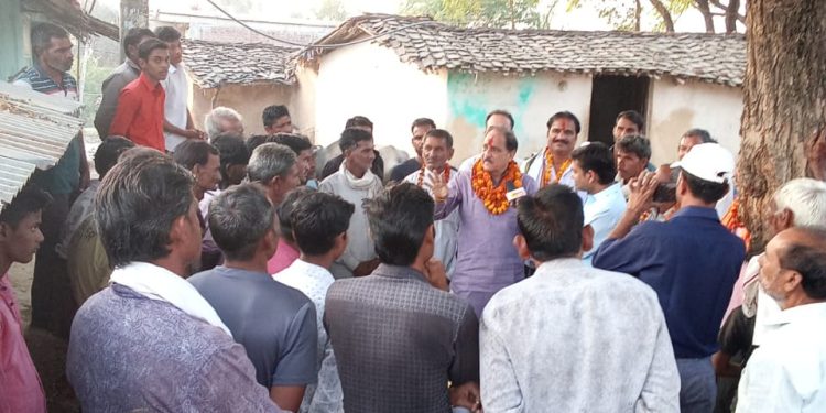 कांग्रेस नेता करण सिंह राठौड़ ने आधा दर्जन गांवों में किया दौरा, आम जन को राज्य सरकार की योजनाओं की दी जानकारी