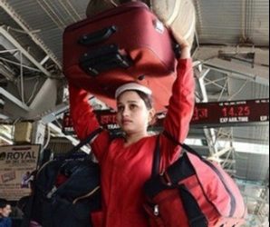 मैं एक युवा विधवा हूं, अपने बच्चों की जिम्मेदारी उठाने के लिए मैं अपने सिर पर बोझ उठाती हूं। एक सशक्त महिला की अश्रुपूरित कहानी