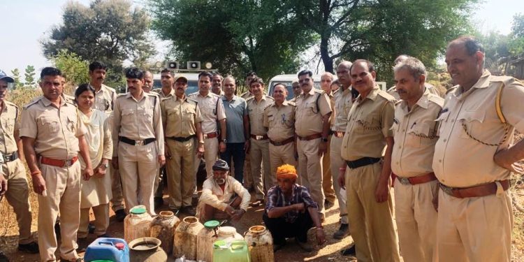 अन्तर्राज्यीय संयुक्त निरोधात्मक कार्यवाही में 2500 लीटर वॉश,  102 लीटर हथकड़ शराब बरामद