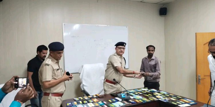 बारां पुलिस के द्वारा दीपावली की पूर्व संध्या पर आमजन को उपहार साईबर सैल बारां ने लगभग 15 लाख रूपये कीमत के 105 गुमशुदा मोबाईल बरामद कर मोबाईल मालिकों को किये सुपुर्द