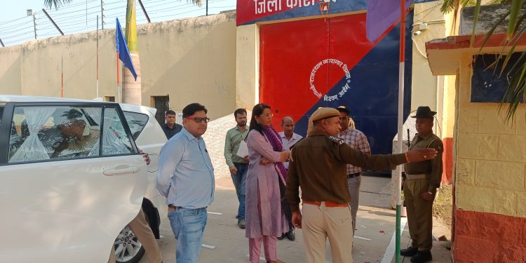 संभागीय आयुक्त ने कारागृह का किया निरीक्षण