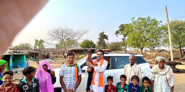 भाजपा आईटी विभाग के प्रदेश सह-संयोजक शिवम् विजयवर्गीय ने किया जनसंपर्क, छबडा़ ग्रामीण के आधादर्जन गावों मे कि दीवाली की रामा श्यामी, भारतीय जनता पार्टी को आगामी 25 नवम्बर को मतदान हेतु की अपील