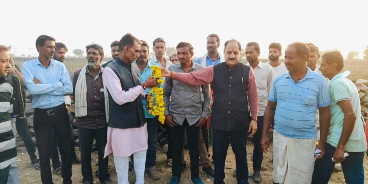 छबड़ा विधानसभा चुनाव में कांग्रेस प्रत्याशी करणसिंह राठौड़ ने बताया है कि आज मेने एक दर्जन गांवों दौरा किया और कांग्रेस के पक्ष में मतदान करने की अपील की