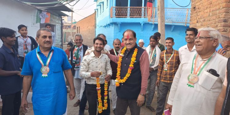 कांग्रेस प्रत्याशी  करण सिंह राठौड़ ने छबड़ा विधानसभा क्षेत्र के गांव का जनसंपर्क कर राजस्थान सरकार की योजनाओ के बारे में बताया