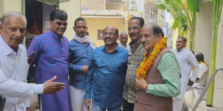 छबड़ा छीपाबड़ौद विधानसभा नगर पालिका क्षेत्र में वार्ड संख्या 12,13,14,15,28,29,30 में कांग्रेस प्रत्याशी द्वारा दीपावली की राम-राम कर लोगों को शुभकामनाएं दी और छबड़ा कांग्रेस के वरिष्ठ नेता पूर्व चेयरमैन बद्री लाल जी यादव का लिया आशीर्वाद*