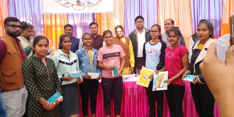 जिले की ग्राम पंचायतों में आयोजित हुए विकसित भारत संकल्प यात्रा के शिविर आमजन ने ली भारत को विकसित बनाने की शपथ गांव-गांव पहुंच रही है योजनाएं शिविर में मौके पर केंद्र सरकार की योजनाओं का मिला लाभ जिला कलक्टर के सख्त निर्देश- शिविर में लाभार्थियों को नहीं हो किसी तरह की परेशानी