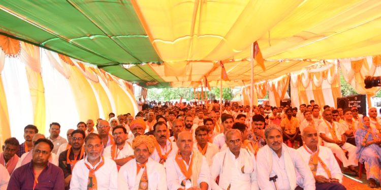 छबड़ा बारा राजस्थान राष्ट्रीय उपाध्यक्ष राजस्थान की पूर्व मुख्यमंत्री श्रीमती वसुंधरा राजे सिंधिया का छबड़ा भारतीय जनता पार्टी कार्यालय पर अपने परिवार के बीच पहुंचने पर ढोल नगाड़े बजे और आतिशबाजी फूल मालाओं के साथ हुआ जोरदार स्वागत श्रीमती राजे को अपने परिजनों के बीच देख बड़ी खुशी की लहर क्षेत्र के मोदी परिजनों का बड़ा उत्साह।