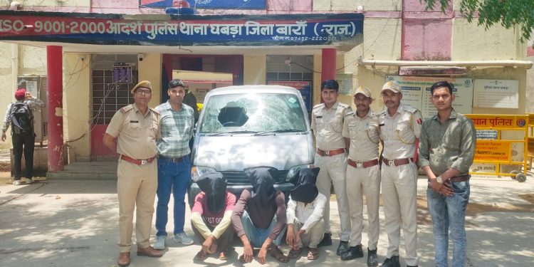 साडीयो से भरी हुई ईको कार व पैसे लूटने तथा वाहन मालिक के साथ मारपीट की वारदात का खुलासा कर वारदात में शामिल 03 अभियुक्त गिरफ्तार